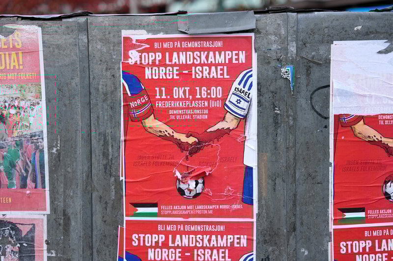 Affischer med budskapet "stoppa landskampen Norge–Israel" är uppsatta runt om i Oslo.