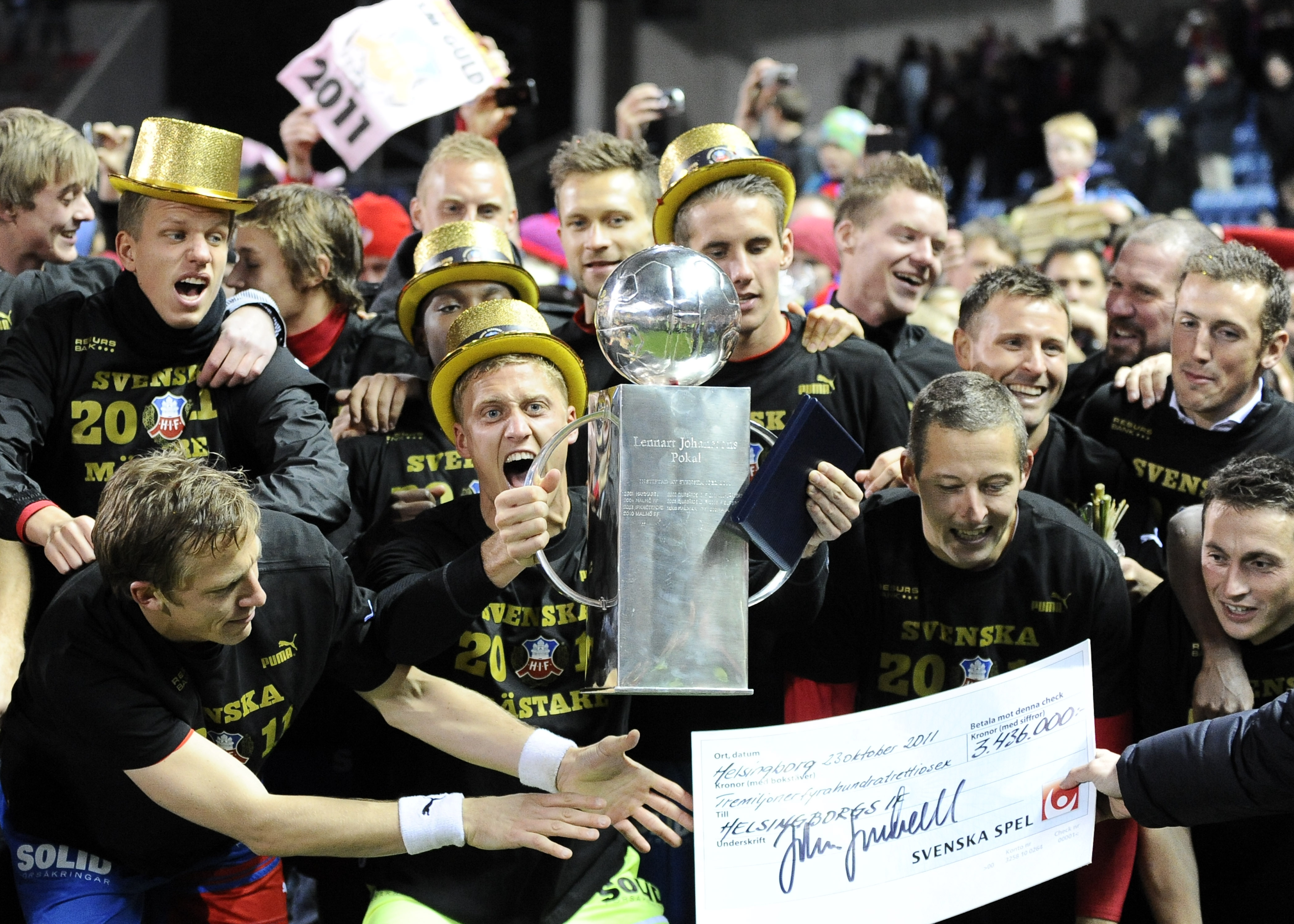 Men det var HIF-spelarna som var kungarna på Olympia. Här syns stolta mästare med en saftig prischeck från Svenska Spel. Noterbart är att Alexander Gerndt (numera Utrecht) hade flugit hem till Sverige för att fira. Men det var HIF-spelarna som var kungarna på Olympia. Här syns stolta mästare med en saftig prischeck från Svenska Spel. Noterbart är att Alexander Gerndt (numera Utrecht) hade flugit hem till Sverige för att fira.