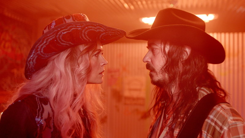 Josephine Bornebusch och Jonas Karlsson i 'Harmonica'. Pressbild.