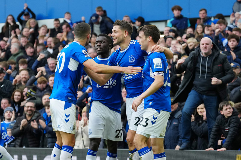 Evertons James Tarkowski, tvåa från höger, firar med lagkamraterna.