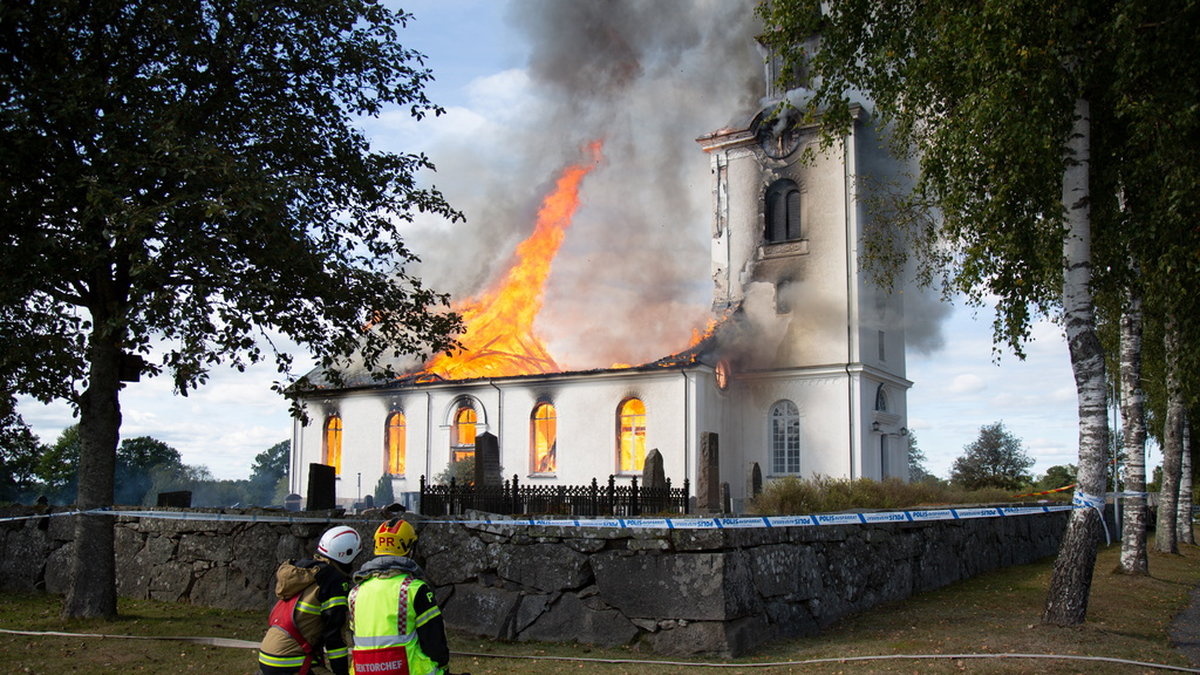 Sjösås nya kyrka norr om Växjö går inte att rädda, enligt räddningstjänsten.