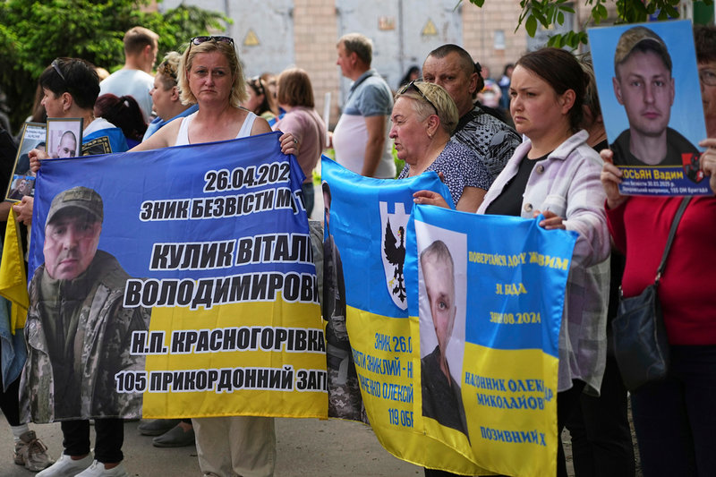Anhöriga väntar på ukrainska krigsfångar under fredagen.