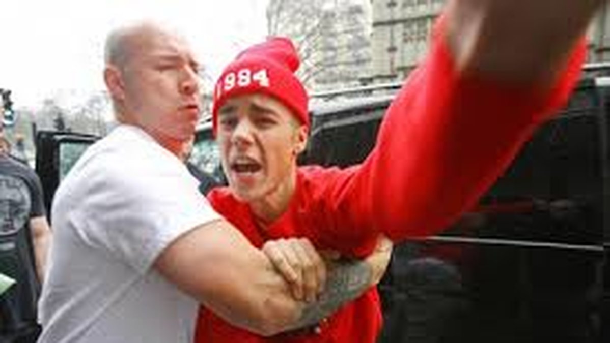 En ilsken Bieber rusade ut från bilen mot fotograferna.