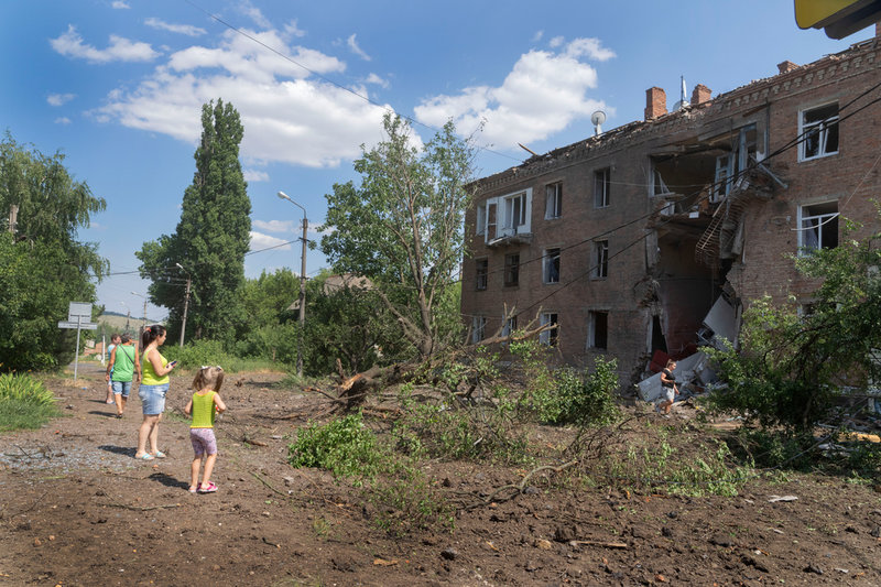 En rysk raket har slagit ner i ett hus i centrala Bachmut i Donetskregionen. Bilden togs den 1 juli.