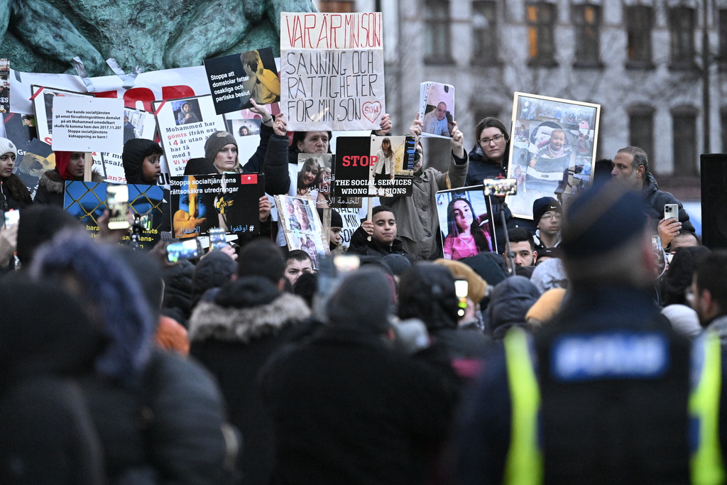 För ett år sedan, i februari 2022, förekom demonstrationer mot LVU och socialtjänsten på Möllevångstorget i Malmö. Nu visar en granskning att Sverige inte var ensamt bland de nordiska länderna om falsk ryktesspridning riktad mot myndigheter. Arkivbild.