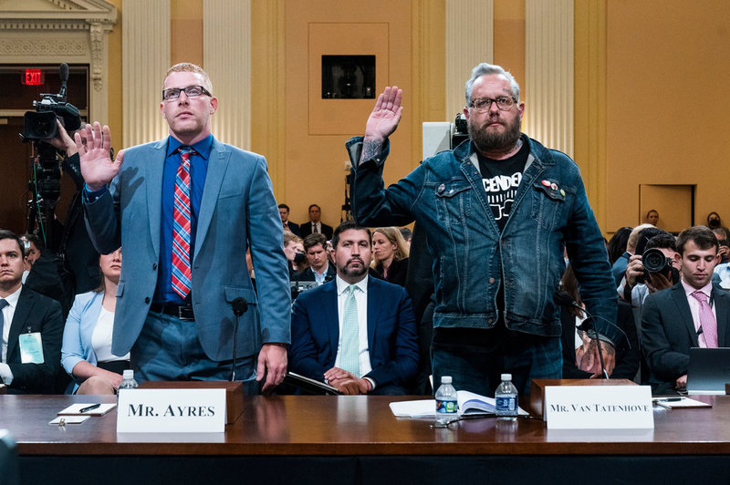 Extremistgruppen Oath Keepers tidigare talesperson Jason Van Tatenhove (till höger) var en an dem som förhördes av utredningsutskotten under tisdagen.