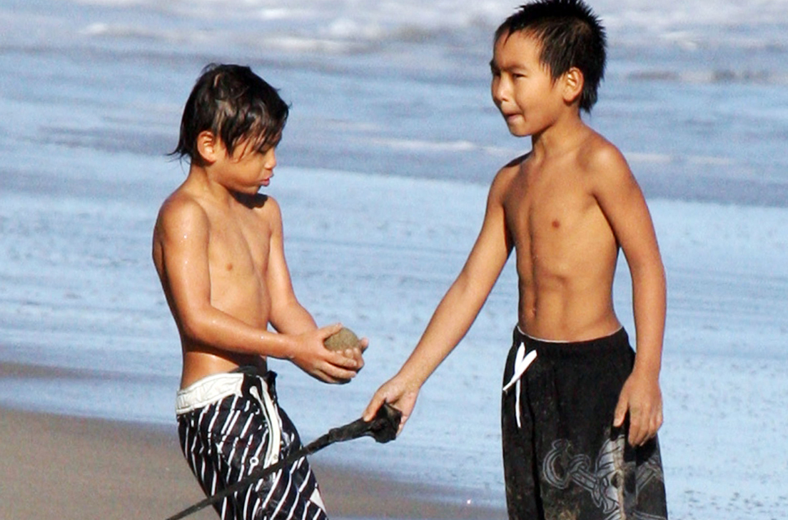 Sönerna på stranden i Malibu. Lär vara en hel del tjejer som kommer försäka nästla sig in i de här killarnas hjärtan. Fira julafton med Jolie-Pitt, japp. 