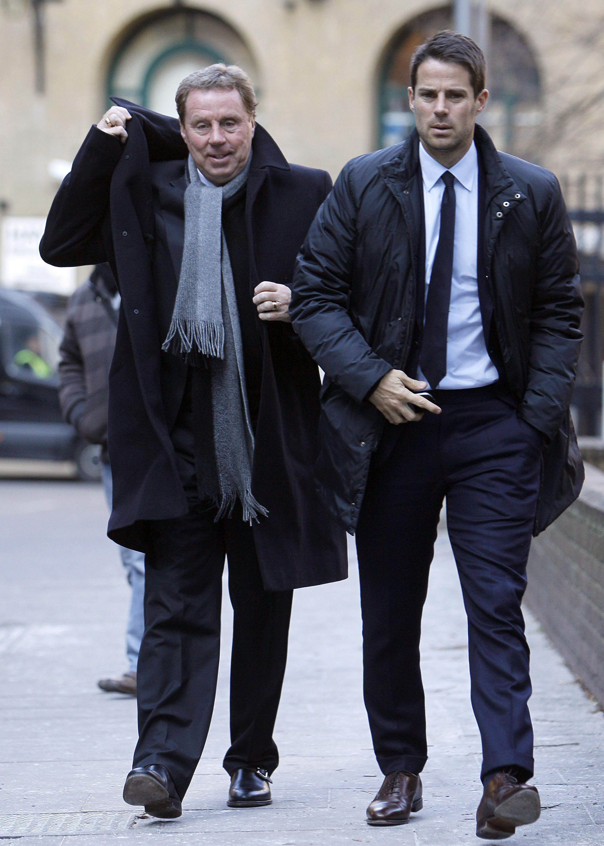 Harry Redknapp tillsammans med sonen Jamie på väg till Southwark Crown Court.