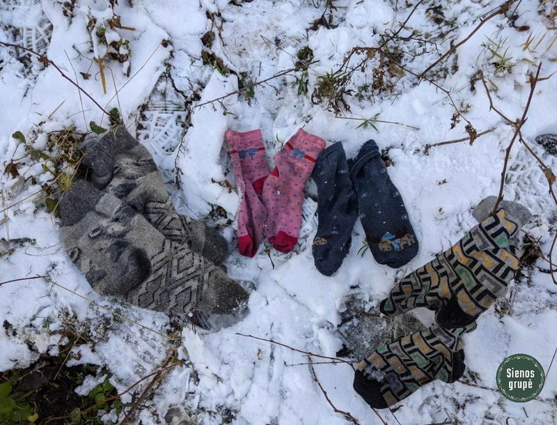 En familj har lämnat strumpor efter sig efter att ha förts bort ur skogen i gränsområdet av litauisk gränspolis. Bild från december.