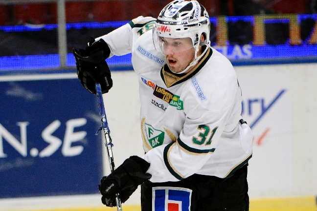 Axelsson är på väg fram. Axelsson är på väg fram.