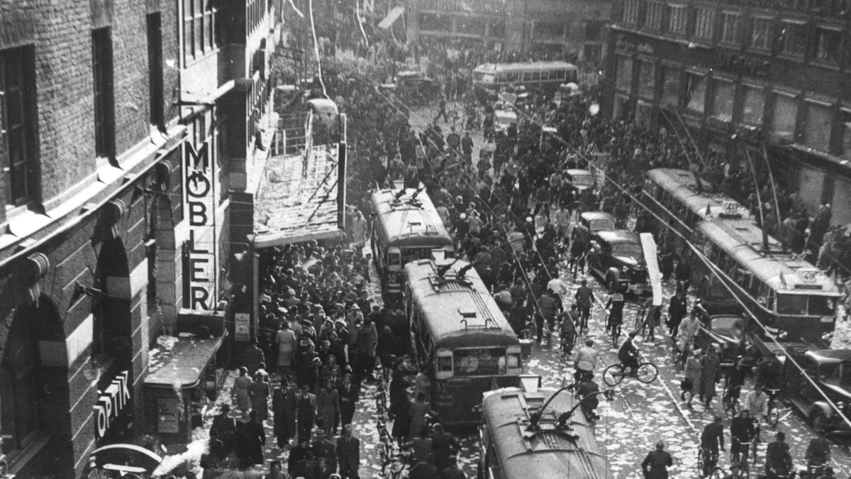 1945: Fredsdagen firas