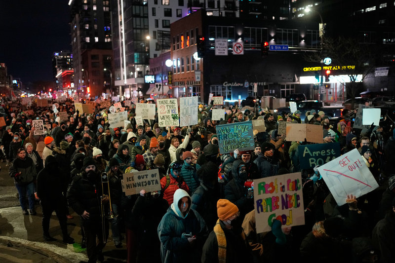 Människor har samlats i Minneapolis på fredagen för att demonstrera mot ICE (Immigration and Customs Enforcement) i staden.