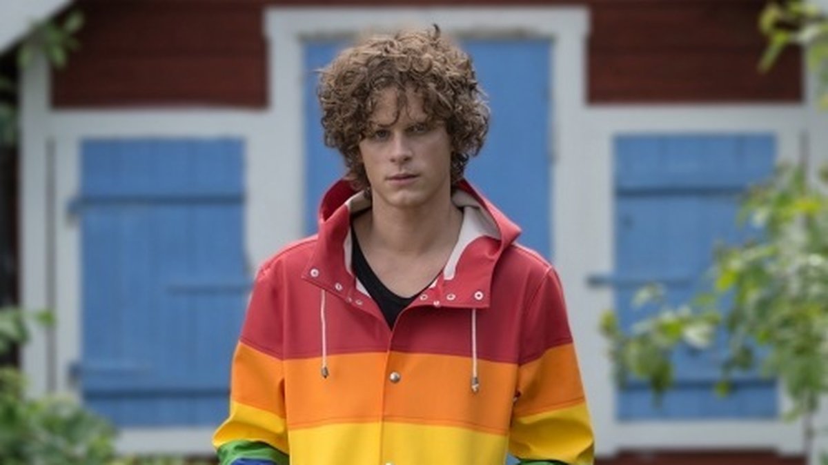 Skådespelaren Adam Pålsson i regnrocken "Vladimir". Pålsson är bland mycket annat känd för rollen som Rasmus i Torka aldrig tårar utan handskar.