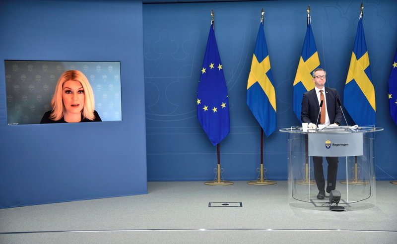 Socialminister Lena Hallengren (S) finansminister Mikael Damberg (S) presenterar coronarelaterade stödåtgärder vid en pressträff i Rosenbad.