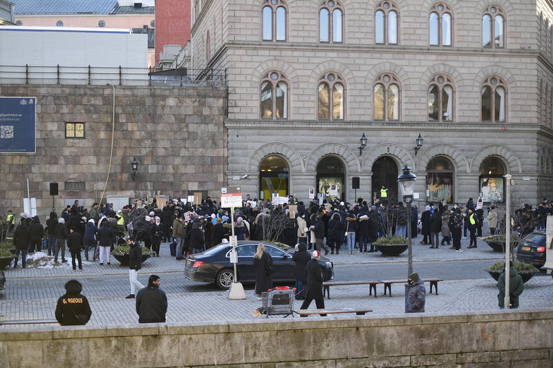 Människor som samlats vid manifestationen vid Mynttorget i Stockholm.