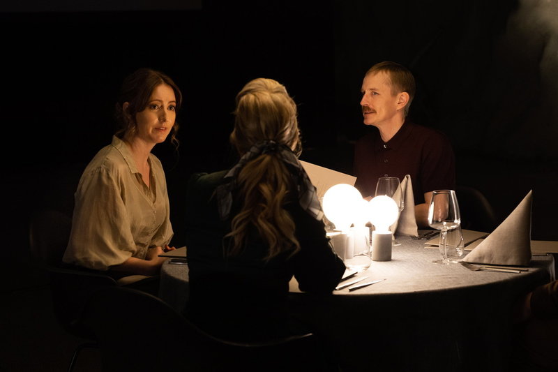 Sanna Sundqvist spelar Anders fru Filippa. Johan Widerberg och Helena af Sandeberg spelar grannparet. Pressbild.