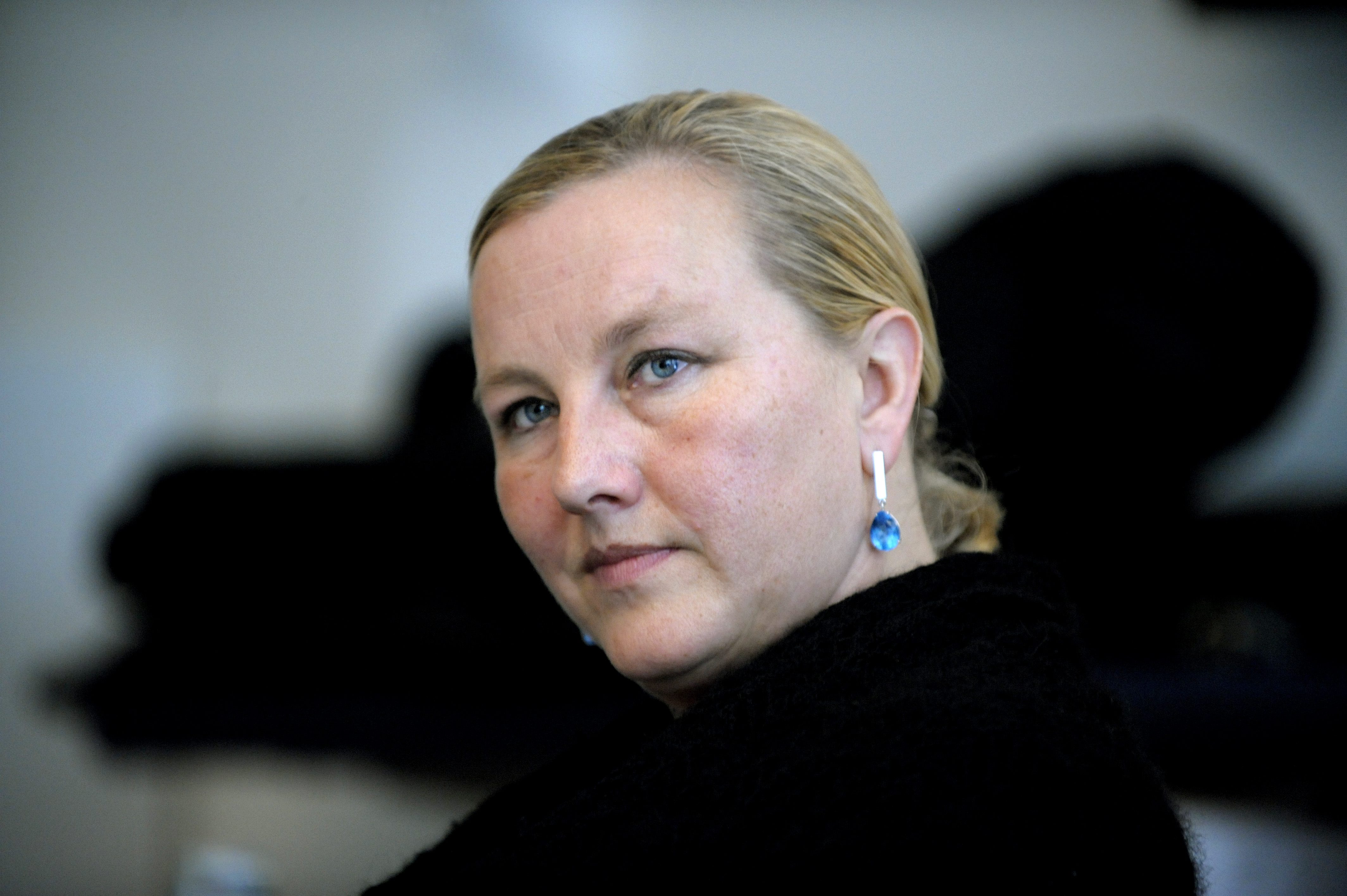 Ewa Björling kan inte sitta kvar som handelsminister, menar Vänsterpartiet.