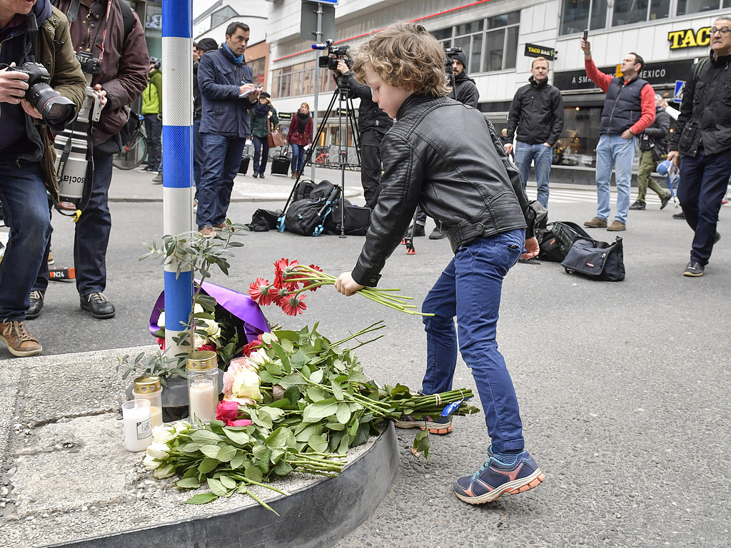 Lämnar gåva Barn efter terrordådet