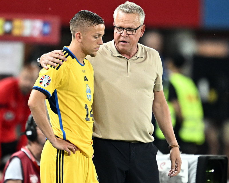 Förbundskapten Janne Andersson ger Jesper Karlsson instruktioner inför inhoppet mot Österrike i juni. Arkivbild.
