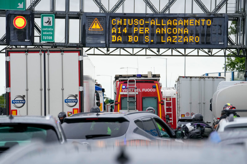 Köer på motorvägen A14 nära Bologna. Tågtrafiken i regionen har lamslagits av ovädret.