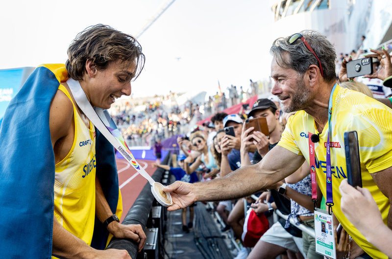 Armand Duplantis visar upp sin guldmedalj från VM i Eugene för pappa Greg. Arkivbild.
