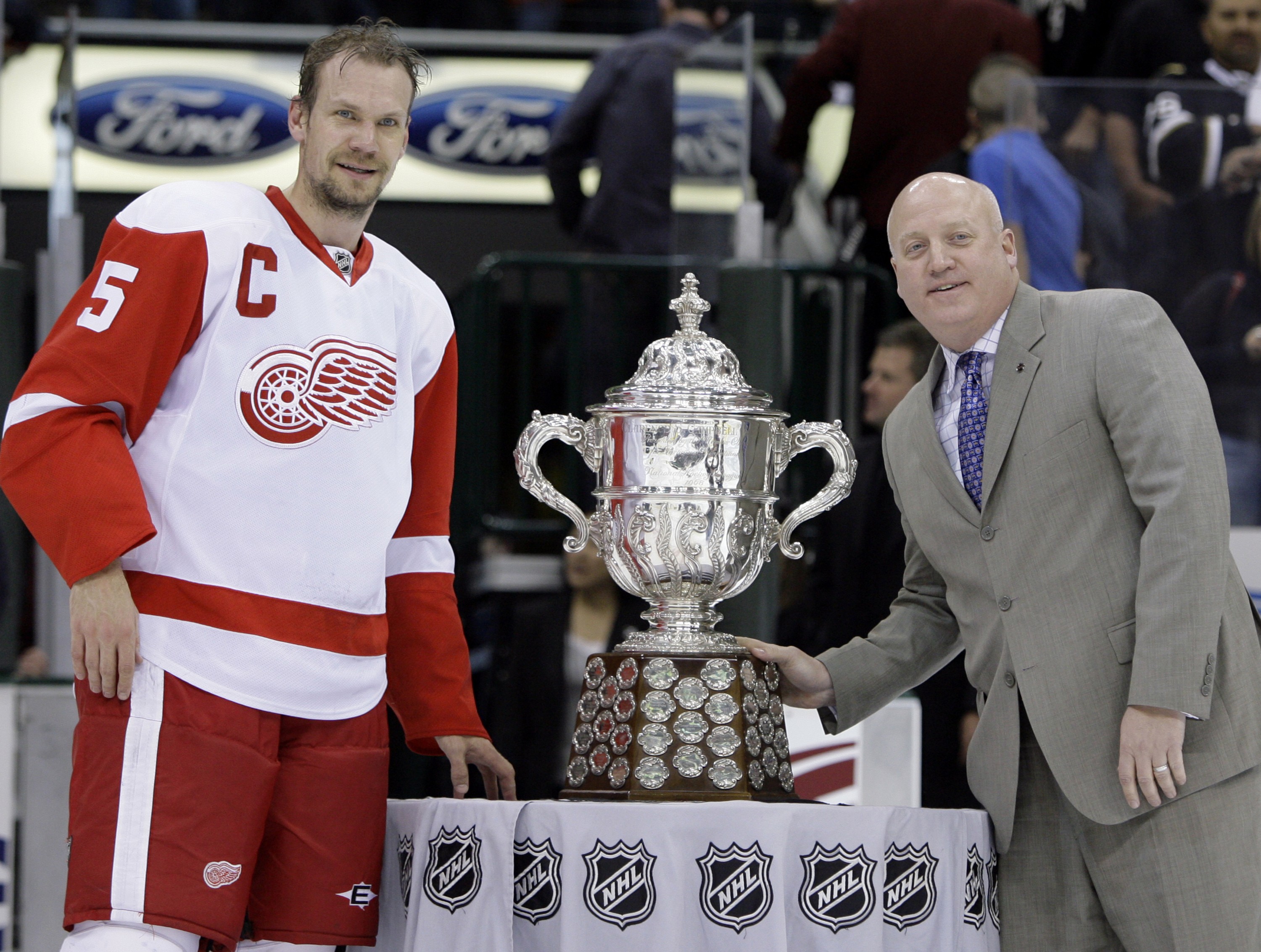 Frågan är hur Lidström ska få plats med alla bilder, pokaler och utmärkelser han fått genom sina 19 säsonger på andra sidan Atlanten. Här poserar han med Bill Daly efter att Detroit Red Wings vunnit Western Conference. Frågan är hur Lidström ska få plats med alla bilder, pokaler och utmärkelser han fått genom sina 19 säsonger på andra sidan Atlanten. Här poserar han med Bill Daly efter att Detroit Red Wings vunnit Western Conference.