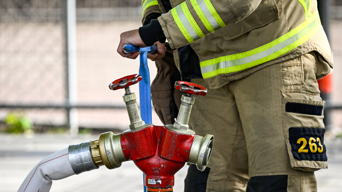 En drake som sprutar vatten ska göra brandmännens jobb tryggare. Arkivbild.