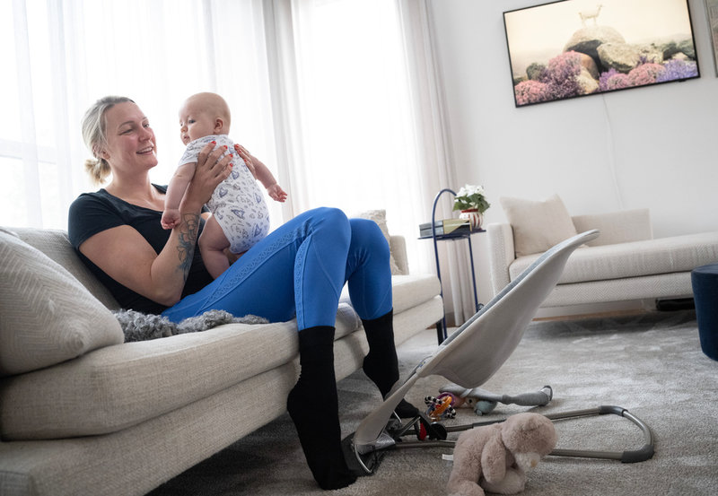 Mor och son myser tillsammans hemma i villan.