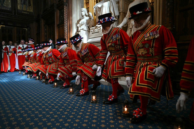 Monarkens hustrupper är ett stående inslag i överhuset. Här tar de sina lyktor inför den årliga genomsökningen av lokalerna – en numera ceremoniell säkerhetsåtgärd som går tillbaka till den så kallade krutkonspirationen 1605.