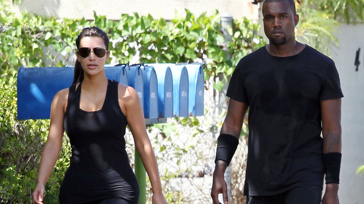 Kim och Kanye på en powerwalk.