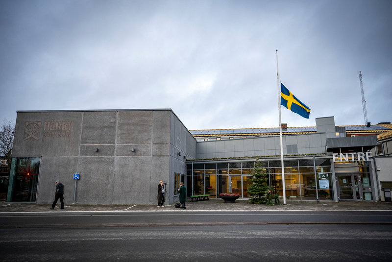 Flaggan vajade på halvstång utanför kommunhuset i Hörby i december. Foto: Johan Nilsson/TT