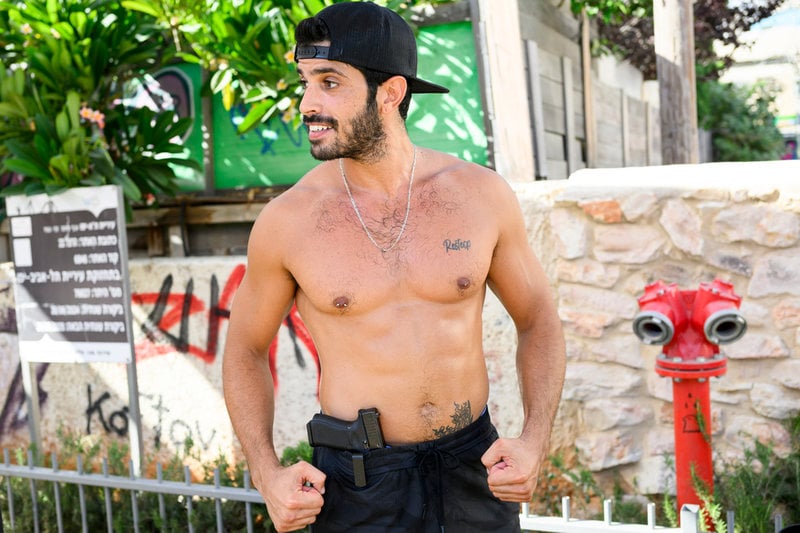 Reservisten Tom vid ett utegym i Tel Aviv.