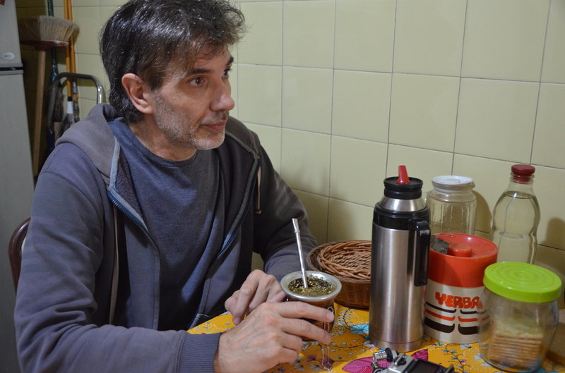 Mileianhängaren Ruben Zidaglo med den argentinska drycken mate.