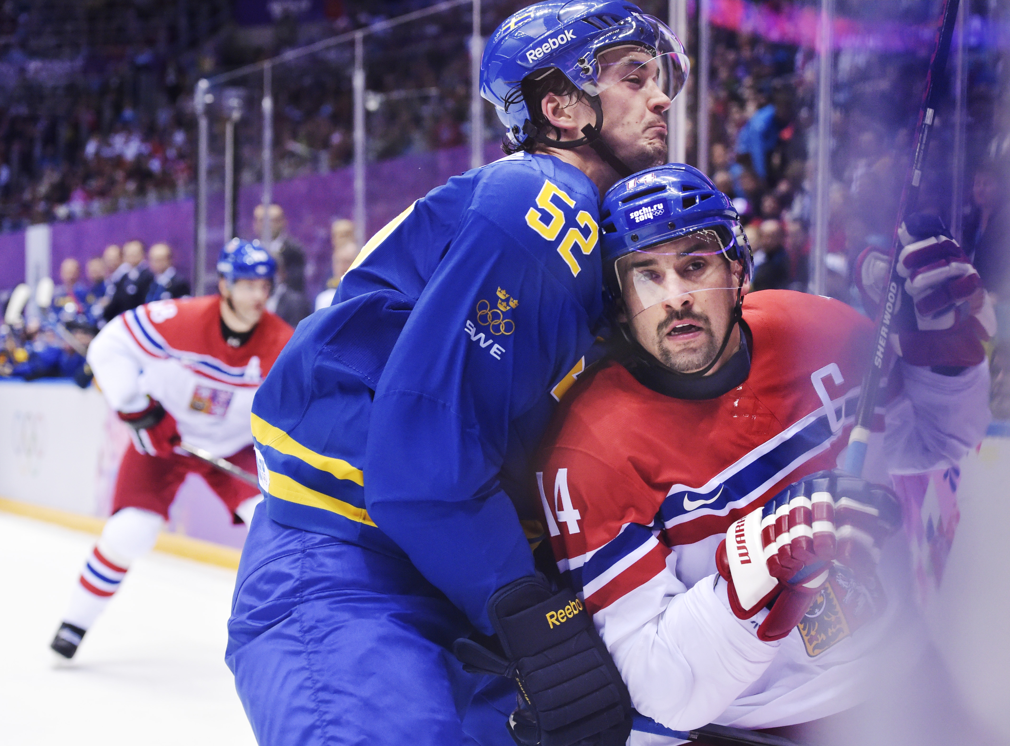 Sveriges Jonathan Ericsson tacklar Tjeckiens Tomas Plekanec. Sveriges Jonathan Ericsson tacklar Tjeckiens Tomas Plekanec.