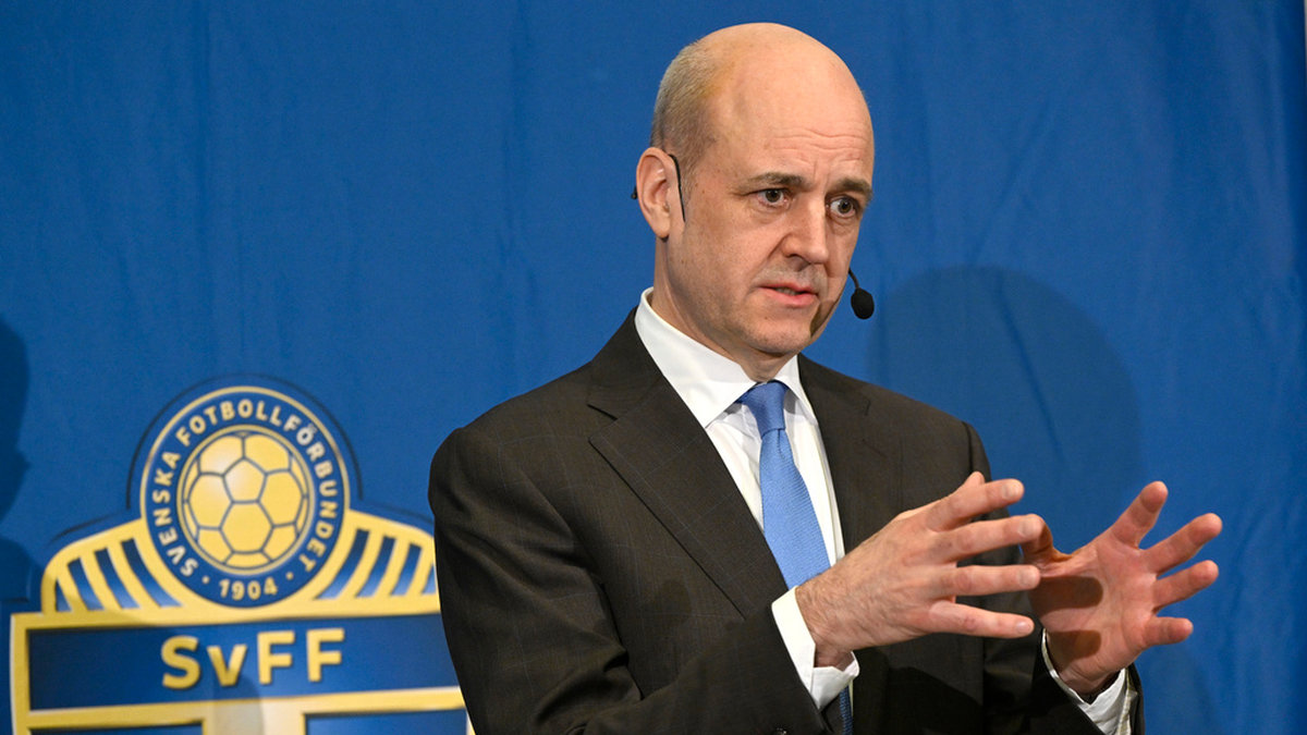 Fredrik Reinfeldt på en pressträff efter att ha valts till ordförande för Svenska fotbollförbundet.