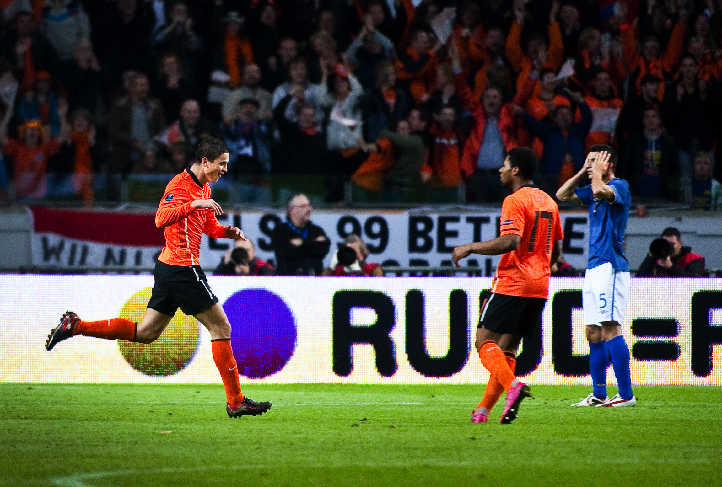 ... Kastade ett inkast rakt i gapet på geniet Wesley Sneijder och brakförlusten var ett faktum. Safari byttes ut i halvtid och sa efter matchen att: "Det är jag som hängs ut och det fick mig att känna att allt var mitt fel." Jo, det har du väl ganska rätt ... Kastade ett inkast rakt i gapet på geniet Wesley Sneijder och brakförlusten var ett faktum. Safari byttes ut i halvtid och sa efter matchen att: "Det är jag som hängs ut och det fick mig att känna att allt var mitt fel." Jo, det har du väl ganska rätt