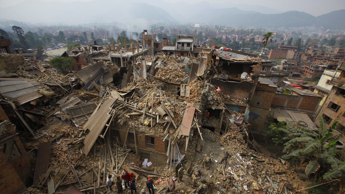 Räddningsarbetare tar bort bråte för att hitta offer som dött i jordbävningen i Bhaktapur nära Kathmandu. 
