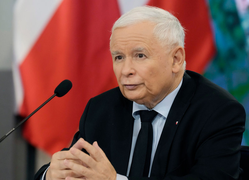 Jaroslaw Kaczynski, ledare för Polens regeringsparti Lag och rättvisa, under en presskonferens i huvudstaden Warszawa 2021.