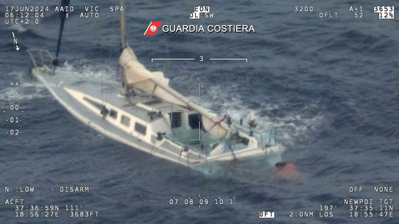 Den italienska kustbevakningens flygbild från förlisningen.