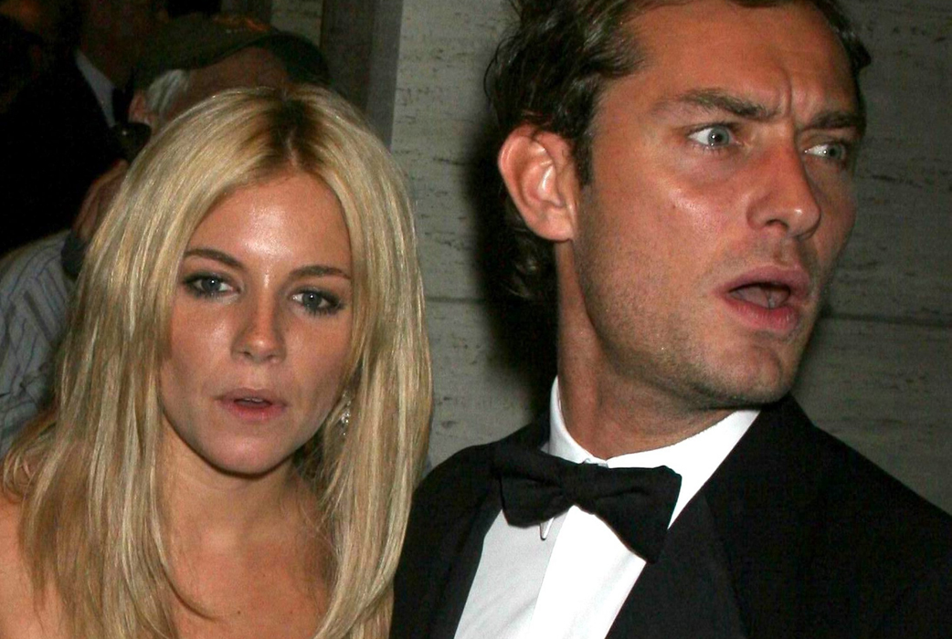 Sienna Miller och Jude Law var ett av världens hetaste kärlekspar. Men det räckte inte för Jude Law... Sienna Miller och Jude Law var ett av världens hetaste kärlekspar. Men det räckte inte för Jude Law...