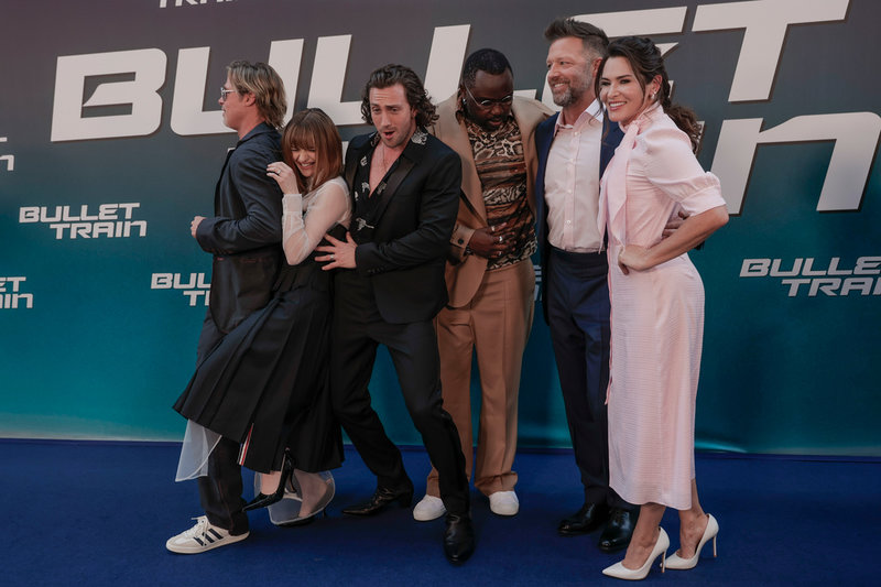 Brad Pitt tillsammans med motspelarna Joey King, Aaron Taylor-Johnson, Brian Tyree Henry och Kelly McCormick samt regissören David Leitch.