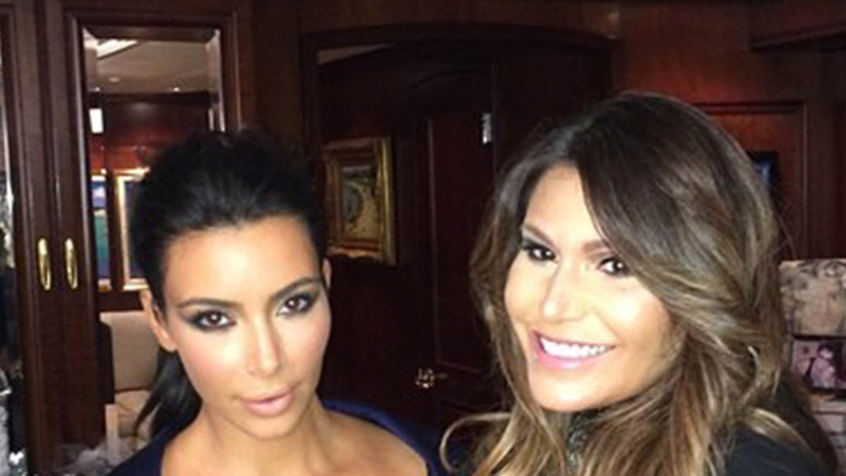 Kim Kardashian firar sin syster Khloes 30-års fest. 