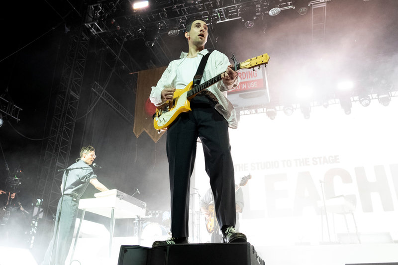 Jack Antonoff har berättat om hur han i 15-årsåldern kuskade runt i en minivan med sitt punkrockband och turnerade. Därifrån till att, som i höstas, vara huvudakt med Bleachers på legendariska Madison Square Garden i New York är det en bit. "Jag är på samma gång förbluffad över hur långt vi har kommit och förbluffad över att det är samma känsla inuti mig", säger Jack Antonoff. (Arkivbild från 2024)