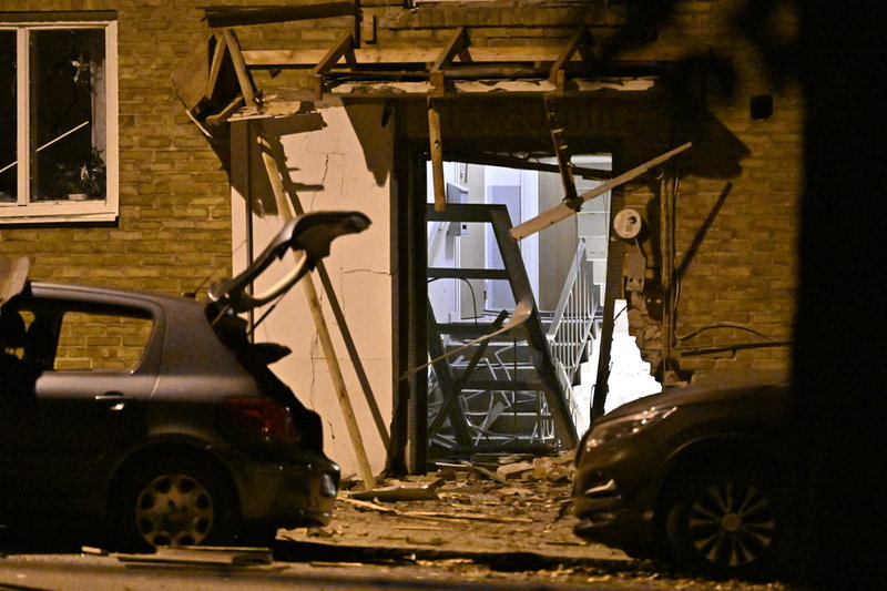 En port till ett flerfamiljshus skadades vid en explosion i Helsingborg under natten mot onsdagen.