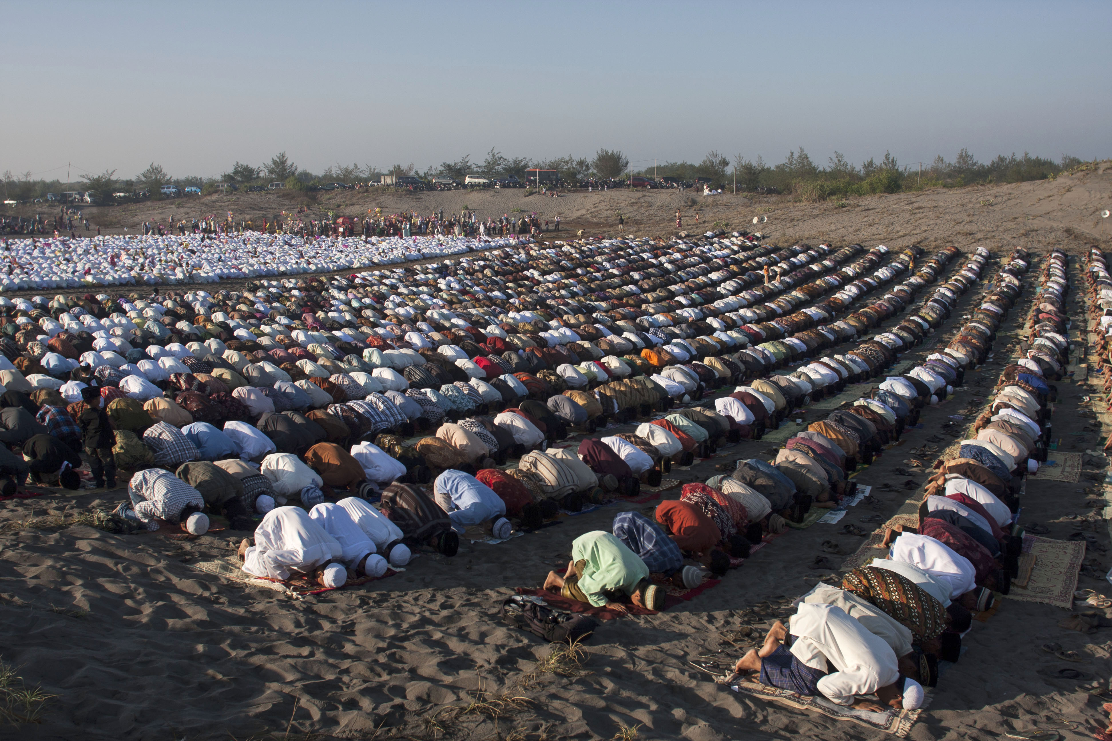 Muslimer i Indonesien ber under Eid-al-fitr.