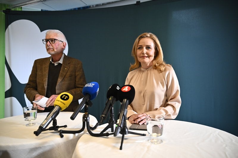 Anders Åkesson, valberedningens ordförande, och Elisabeth Thand Ringqvist under en pressträff där Centerpartiets valberedning presenterar sitt förslag på vem som ska leda Centerpartiet från och med partistämman i Karlstad. Foto: Christine Olsson/TT Anders Åkesson, valberedningens ordförande, och Elisabeth Thand Ringqvist under en pressträff där Centerpartiets valberedning presenterar sitt förslag på vem som ska leda Centerpartiet från och med partistämman i Karlstad. Foto: Christine Olsson/TT