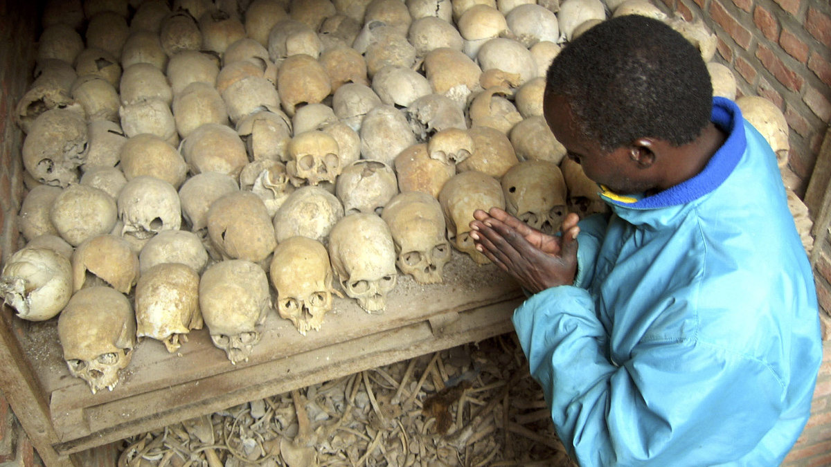 En av de som överlevde folkmordet ber vid de som dött. Dess kroppar är från en massgrav som hittades 2004. Där fann de hela 400 kroppar från folkmorden.