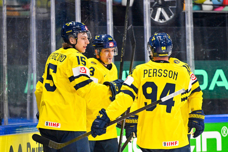 Jakob Silfverberg, i mitten, får uppskattning för sitt första VM-mål på 14 år.