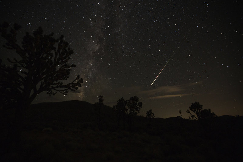 En meteor från Perseiderna brinner upp över Mojaveöknen i Nevada, USA 13 augusti 2018.