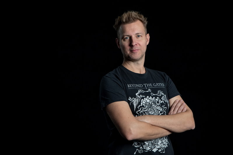 'Musiken är inte gjord för att den ska vara vacker men innehållet ger åtminstone mig känslan av en sorts frihet, att jag känner att jag får lov att tänka vad jag vill när jag är i det rummet och musiken är på. Då kan jag vara som jag vill, och ta ett steg bort från normer och regler', säger utställningens kurator Thomas Allkärr.